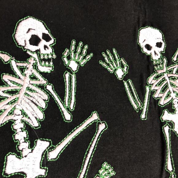 NWT Halloween Party Table Set with Dancing Skeletons - 8 Placemats and 2 Towels - Picture 3 of 7